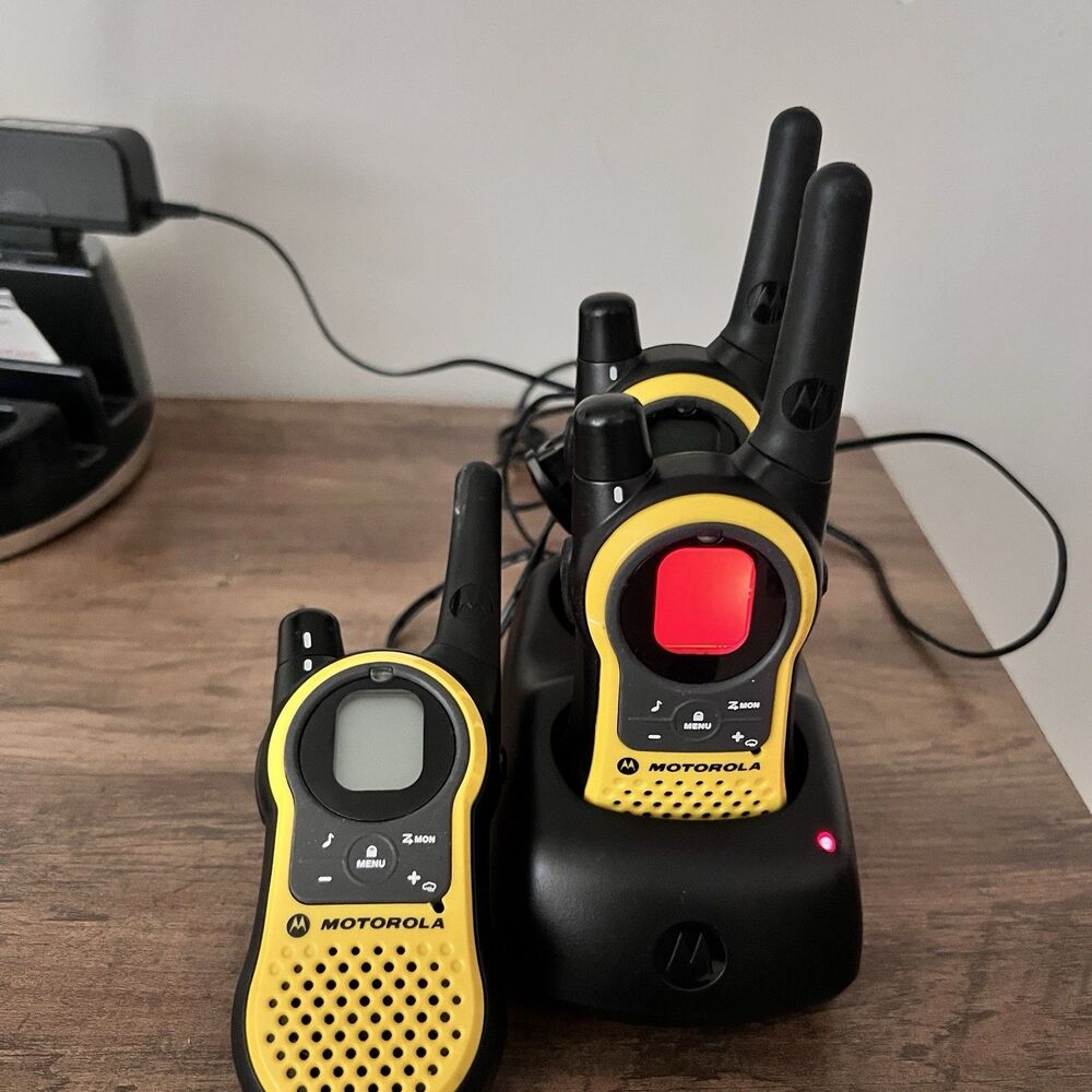 Motorola Talkabout MH230R 3 Way Radios Walkie Talkies Yellow Set Of 3 w/ Base